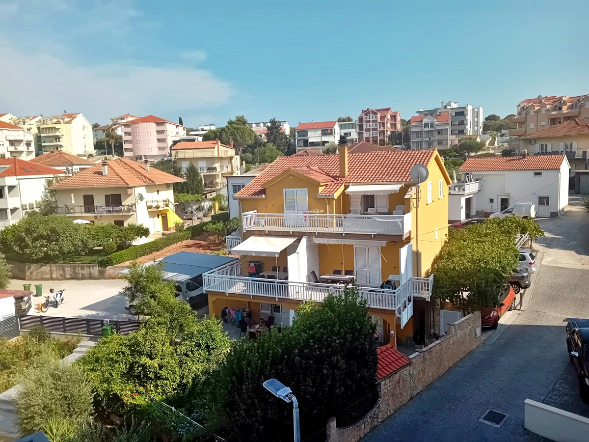 Casa con appartamenti a Okrug Gornji/Čiovo, seconda fila dal mare - 5 appartamenti